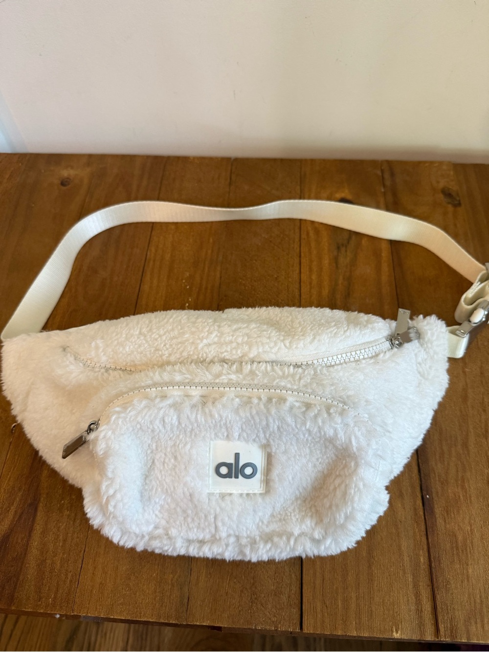 Alo. Sherpa Explorer Fanny Pack. White. - Picture 2 of 10
